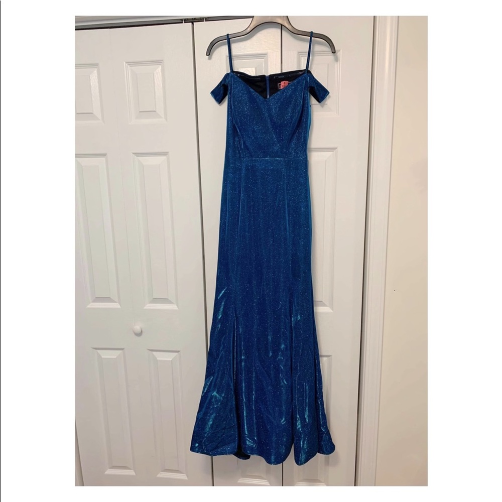Prom dress 👗 - Picture 2 of 2
